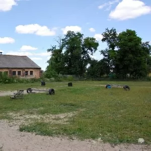 Земельна ділянка з конюшнею в с.Тарасово