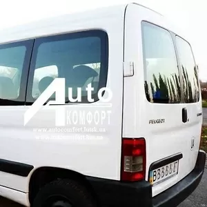 Задний салон,  левое окно на автомобиль Peugeot Partner,  Citroën Berlin