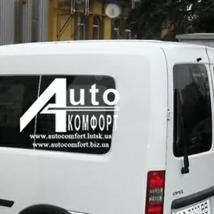 Задний салон,  правое окно – стекло на автомобиль Опель Комбо. Его разм