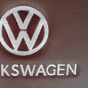 Вышивка логотипа автомобиля Volkswagen (ФольксВаген) с надписью