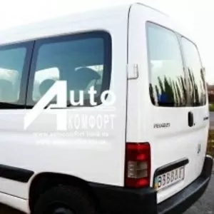 Задний салон,  левое окно на автомобиль Peugeot Partner 96-08