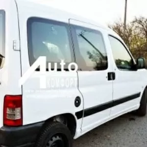 Задний салон,  правое окно на автомобиль Peugeot Partner 96-08