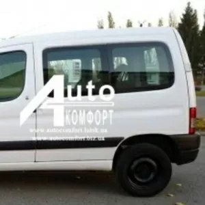 Передний салон,  левое окно на автомобиль Peugeot Partner 96-08