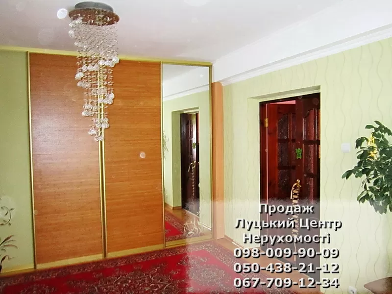 Продається  ½ буднку в Луцьку в р-ні Відродження.  2