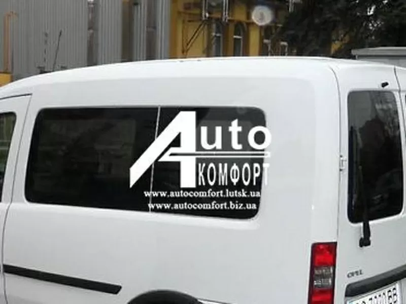 Задний салон,  правое окно – стекло на автомобиль Опель Комбо. Его разм