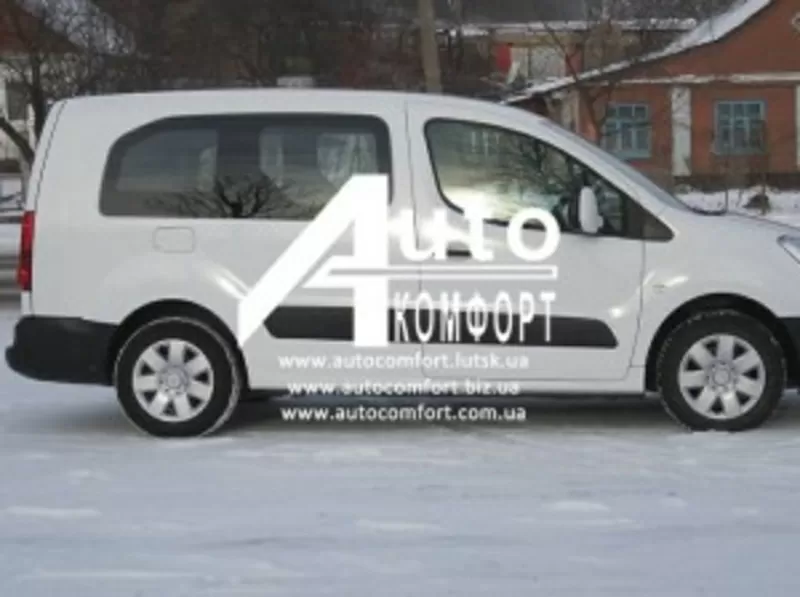 Сплошное окно,  правое на автомобиль Peugeot Partner 08-