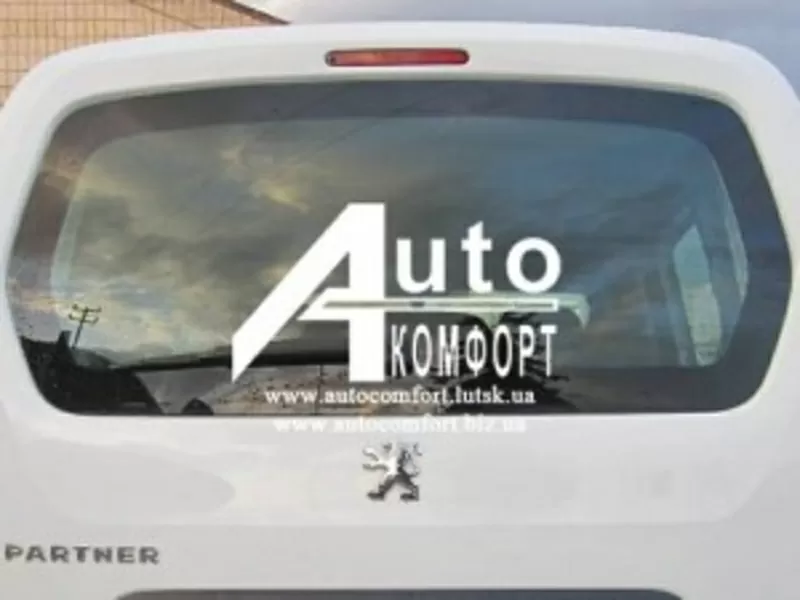 Заднее стекло (ляда) с электрообогревом на Peugeot Partner 08-