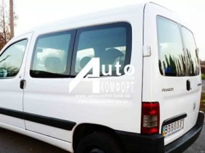 Задний салон,  левое окно на автомобиль Peugeot Partner 96-08