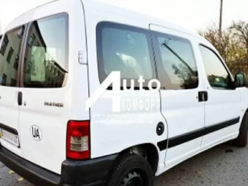 Задний салон,  правое окно на автомобиль Peugeot Partner 96-08