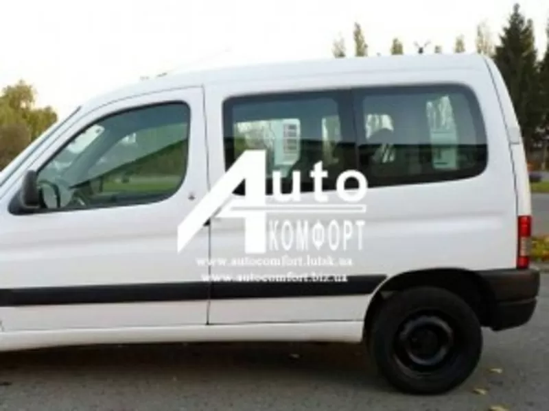 Передний салон,  левое окно на автомобиль Peugeot Partner 96-08