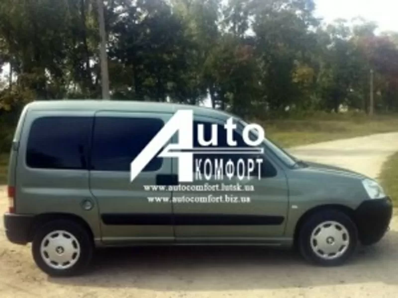 Передний салон,  правое окно на автомобиль Peugeot Partner 96-08